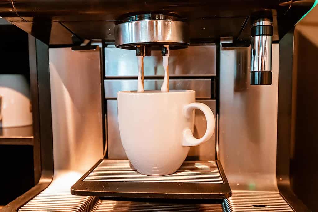 https://www.chiliniche.com/wp-content/uploads/2023/10/coffee-is-poured-into-cup-cafe-shop-macchiato-coffee-machine-concept-1024x683.jpg